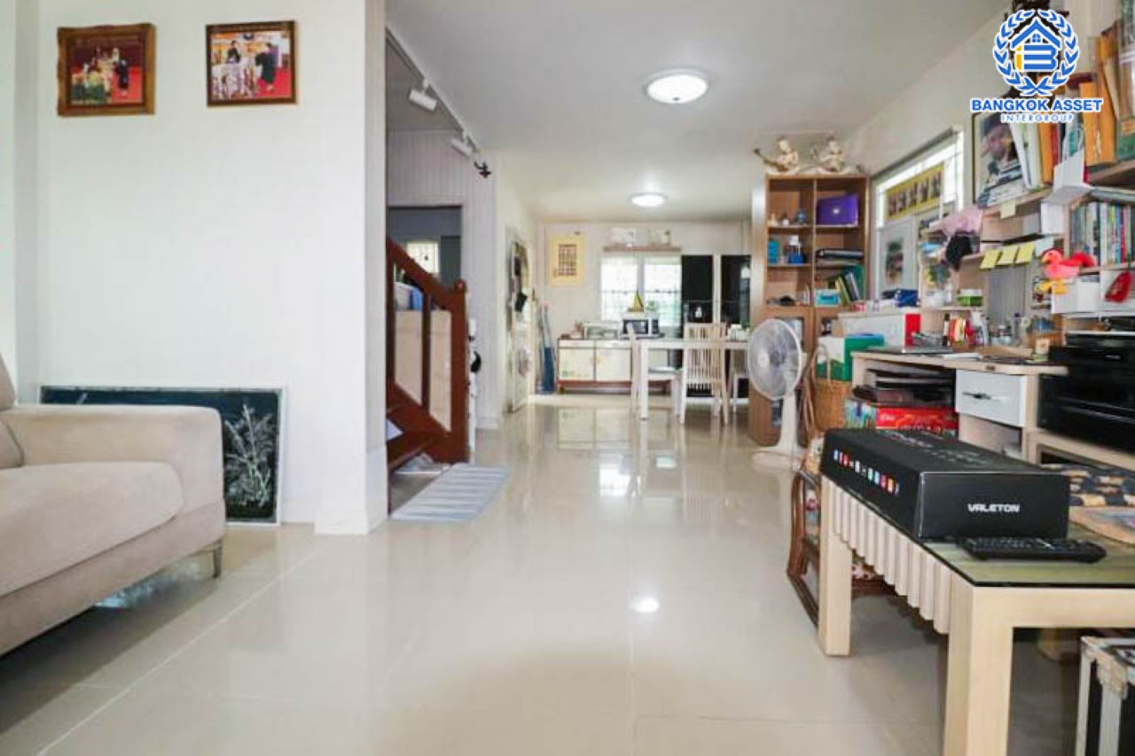 *****บ้านแฝดมือสอง ม.ชวนชื่นกรีนพาร์ค คู้บอน เนื้อที่กว้างขวางมากถึง 37.1 ตร.ว. ฟังก์ชัน 3 ห้องนอน 2 ห้องน้ำ จอดรถได้ 2 คัน บ้านสวย พร้อมเข้าอยู่ได้ทันที! ตั้งบนทำเลแห่งการเดินทาง ใกล้รถไฟฟ้าสายสีชมพู "สถานีคู้บอน" จุดขึ้นทางด่วน "รามอินทรา-เอกมัย" และแฟชั่นไอส์แลนด์